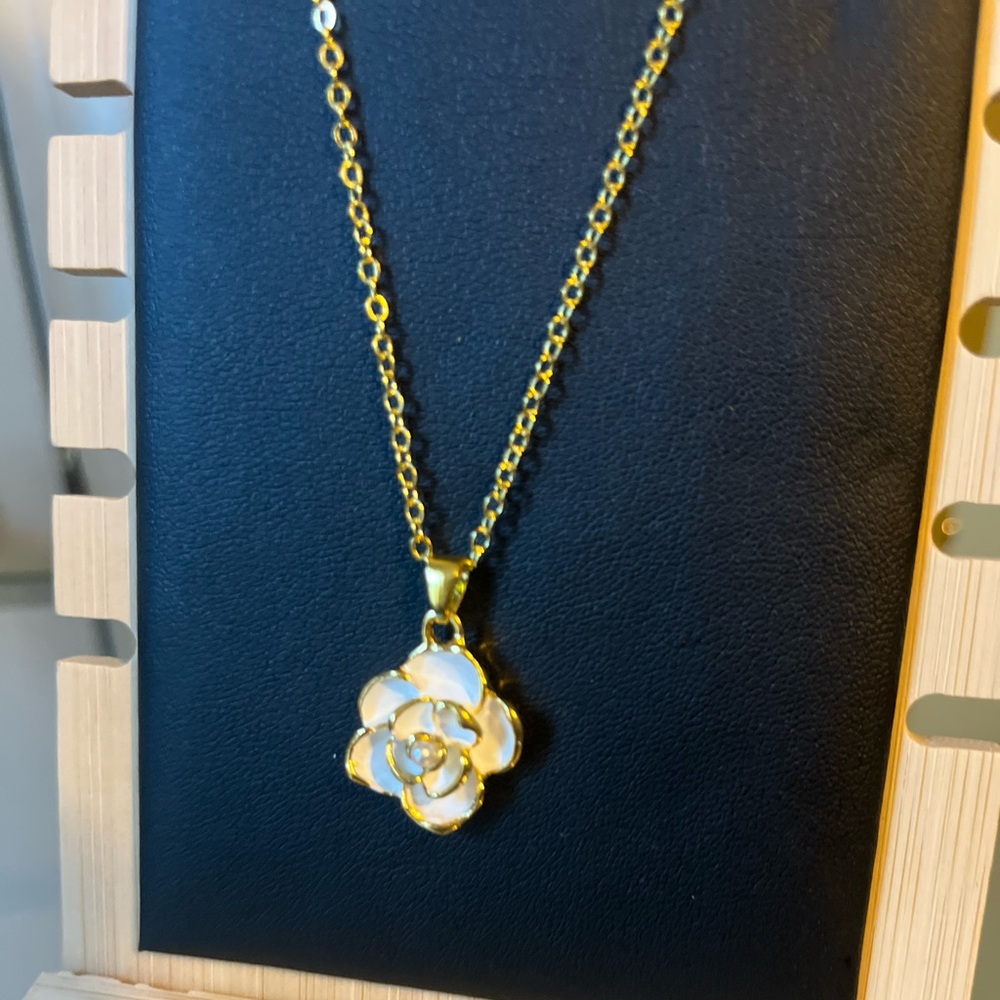 Gold plated 18in stainless steel necklace camellia white flower pendant